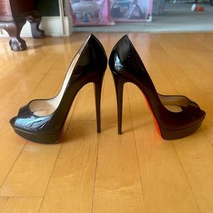 Christian Louboutin 150mm platform peep toe black patent leather heels. Size 41